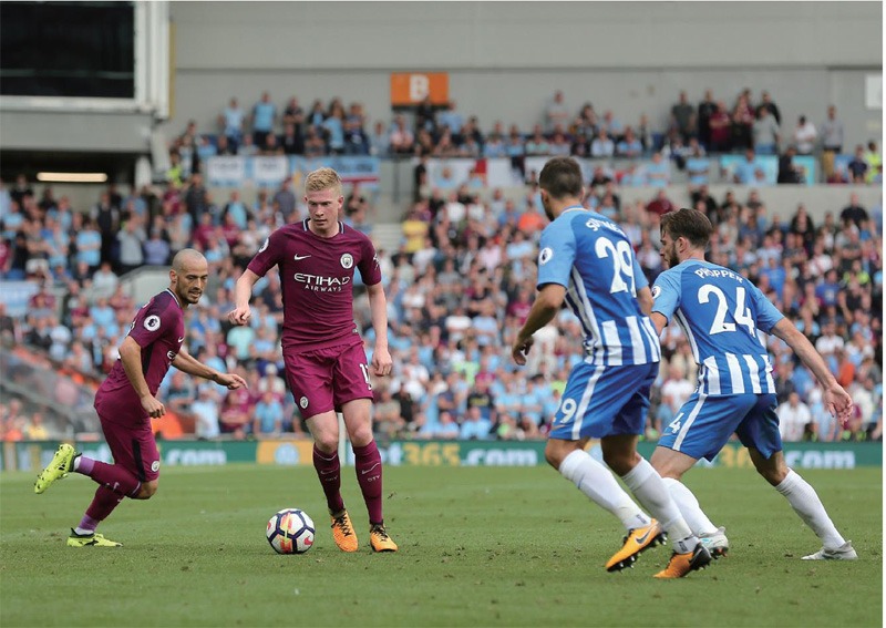 内维尔：卢克·肖防守时必须更强硬，他让后防的队友陷入两难（内维尔点名卢克·肖：防守强度需提升，别再让后防队友为难）