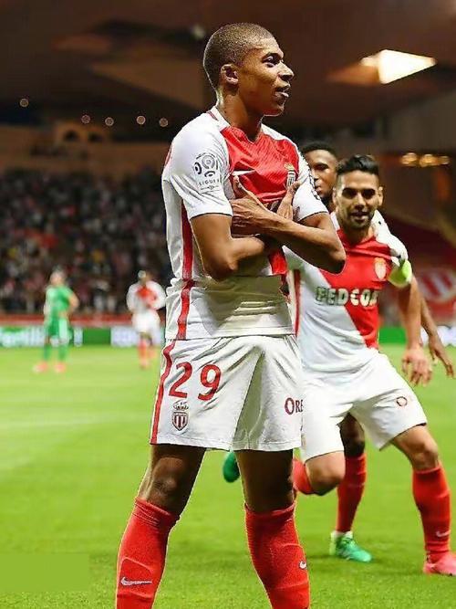 队友：梅西在场上场下都给我建议！跟他当队友是梦想成真！