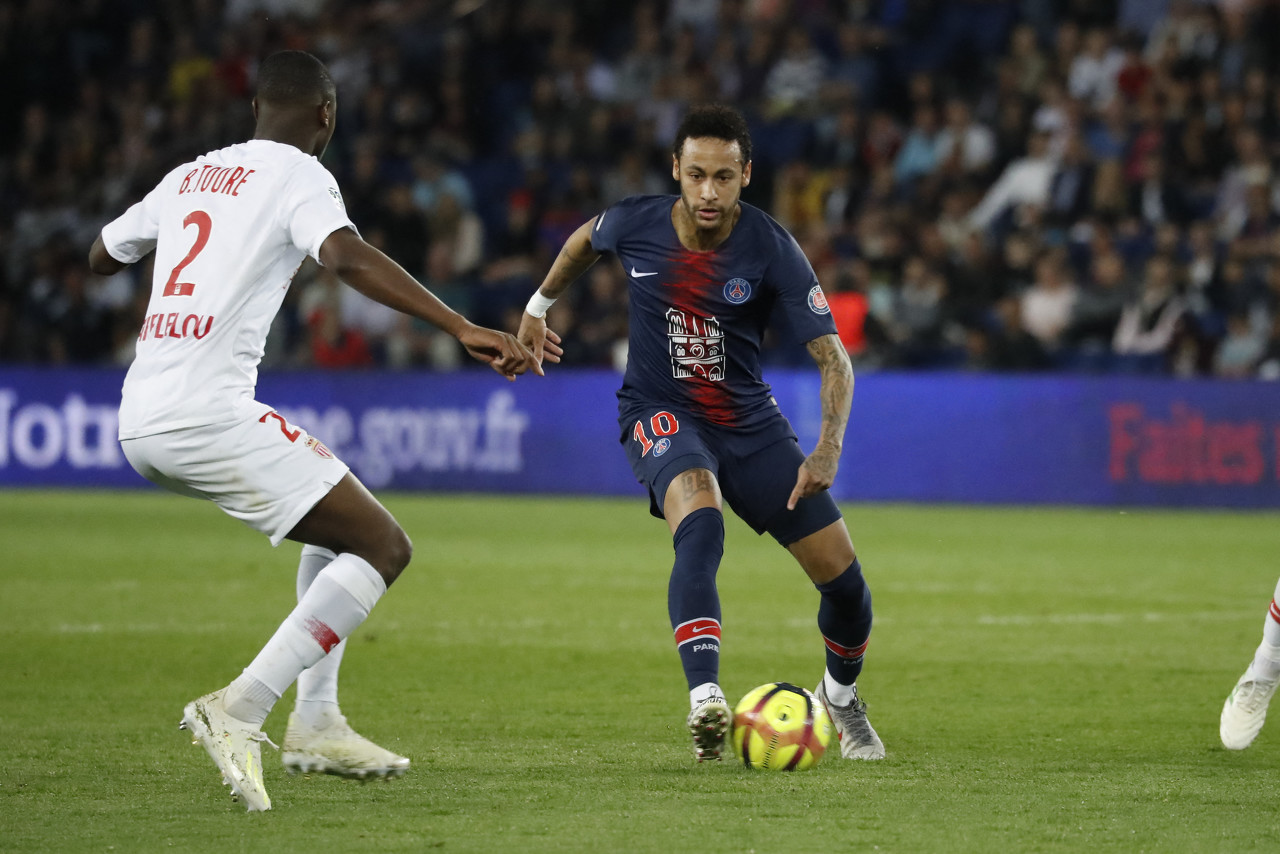 西媒：莫德里奇曾提出降薪留队方案，并愿意终老皇马（西媒：莫德里奇曾提降薪续留方案，愿在皇马终老）