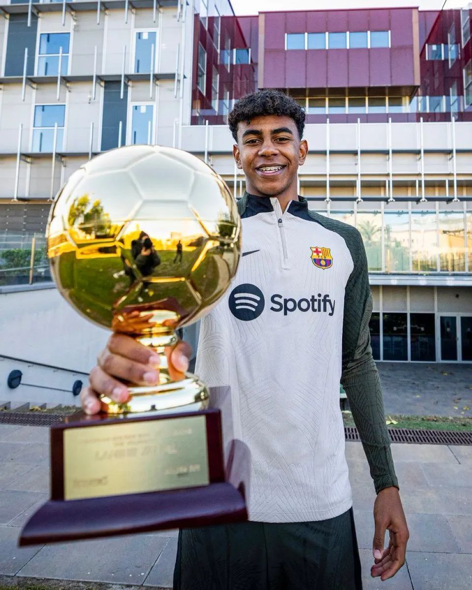 德甲60年头一遭！中国乒乓名将登传奇封面，王励勤都要偷师