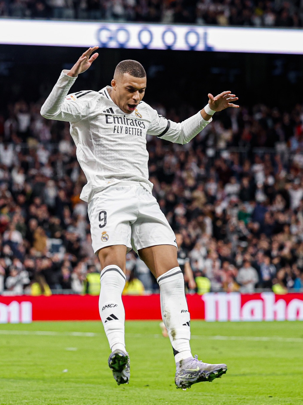 掘金主场有几位小球迷举牌支持威少：拉塞尔拿MVP