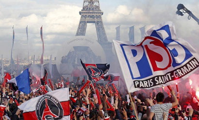 咪咕前方！@胡金秋21 手持冠军鼎登场，@浙江广厦篮球俱乐部 新赛季出征仪式